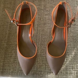 🫶🏽Tan leather heels w neon orange piping🫶🏽